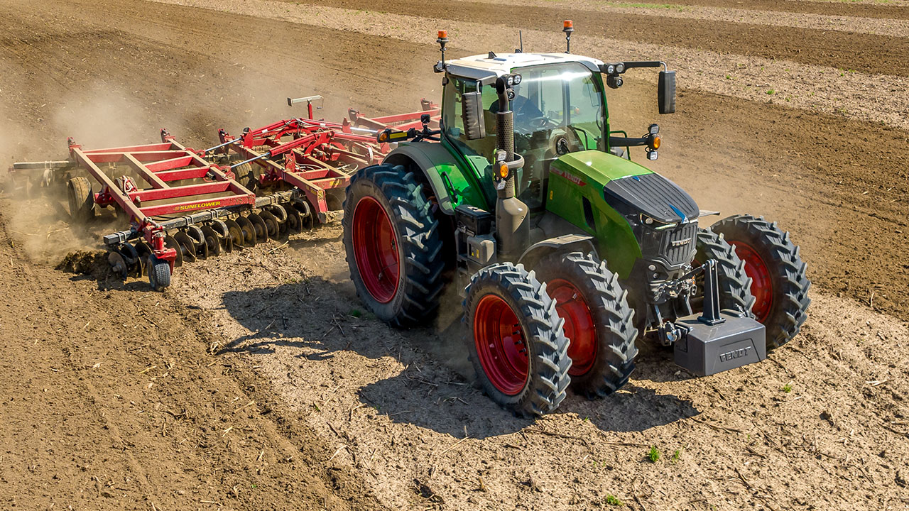 Fendt 700 Vario Gen7 tractor pulling Sunflower tillage equipment across a dry field, showcasing AGCO precision farming power.