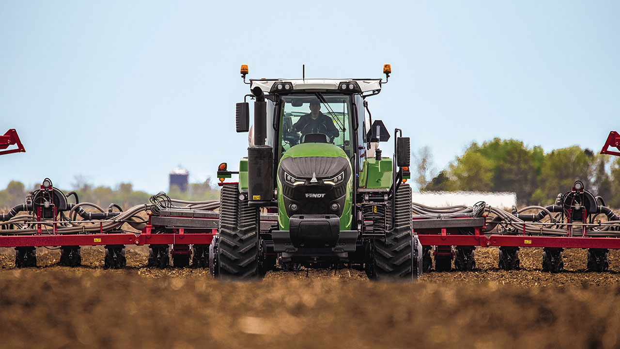Fendt 900 Vario MT tractor with precision planter at work in the field, built for high-efficiency farming performance.