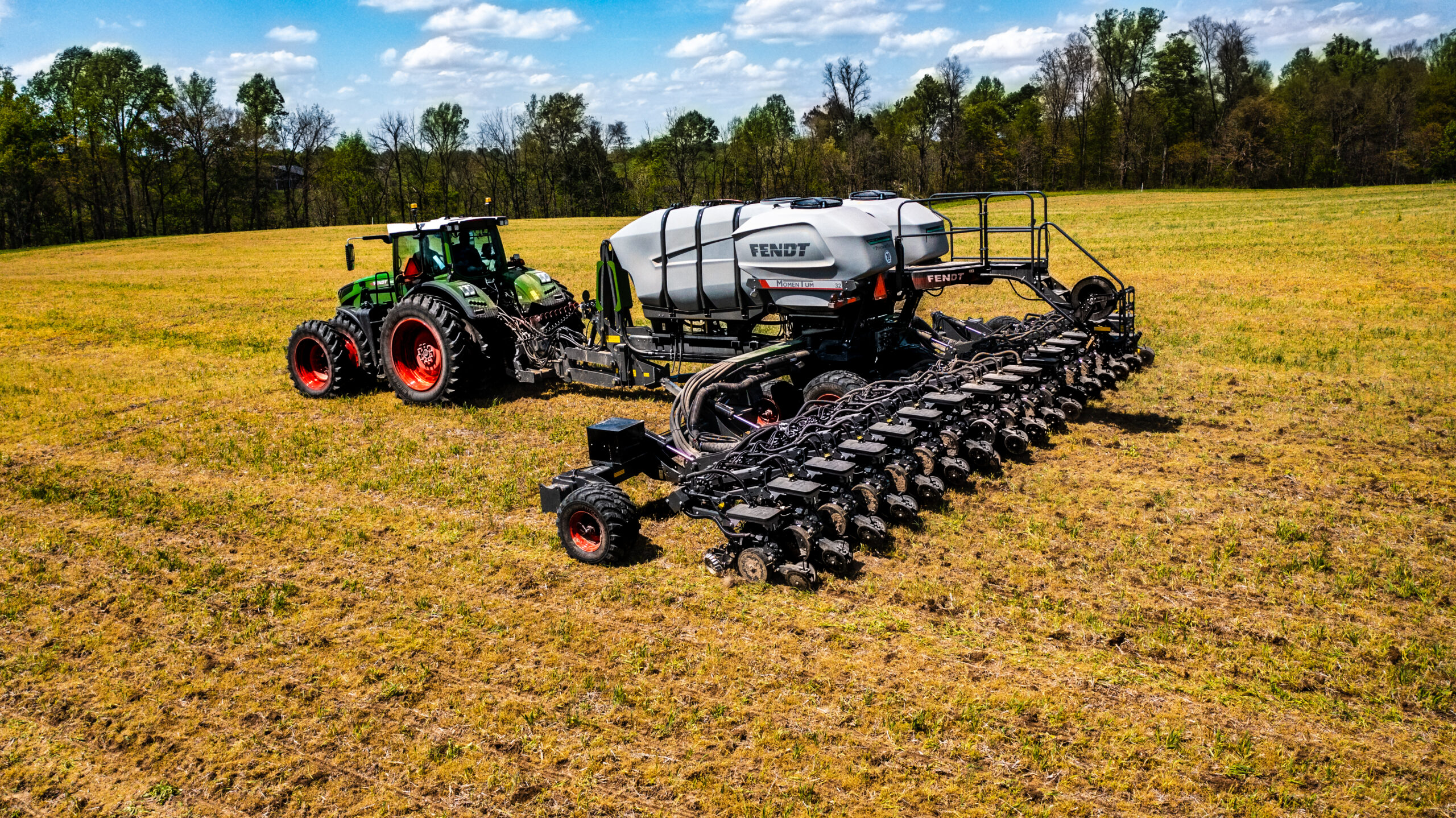 Fendt tractor pulling Fendt Momentum planter