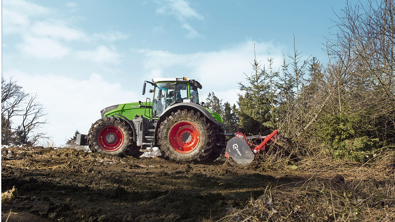 Fendt 1000 Vario tractor clearing brush with forestry mulcher attachment, built for tough terrain and high-power land management.