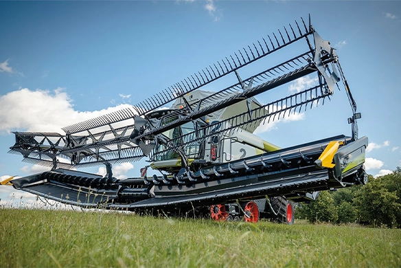 High-performance draper header on Claas combine, engineered for efficient crop feeding and minimal loss.