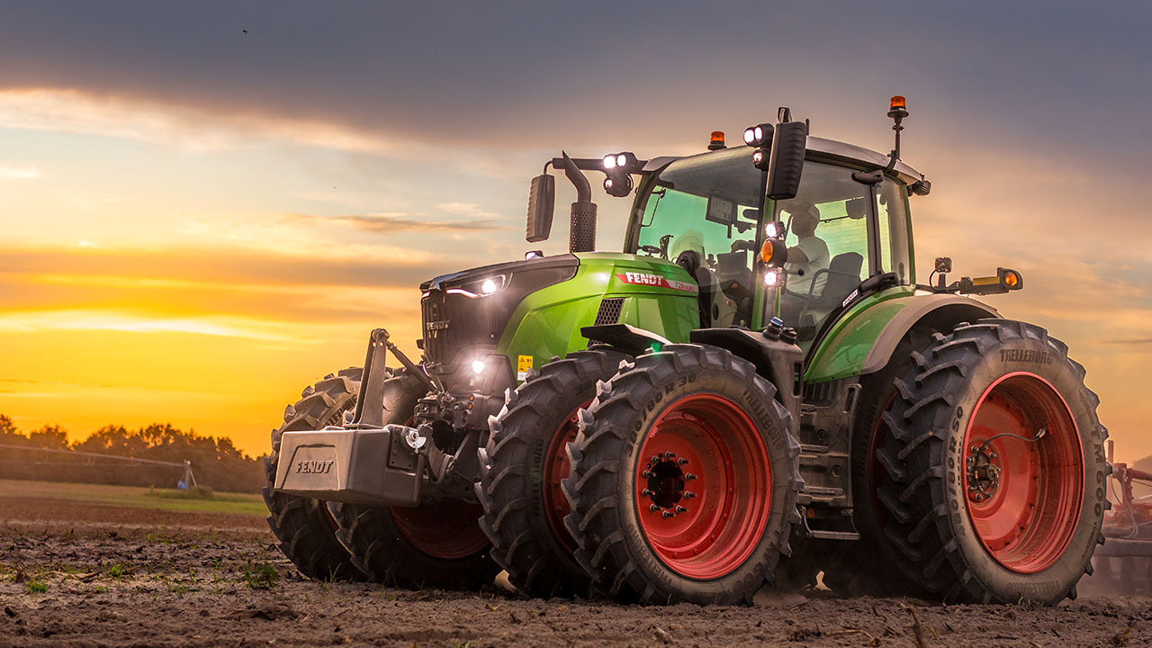 Fendt 700 Vario Gen7 tractor pulling Sunflower tillage equipment across a dry field, showcasing AGCO precision farming power.