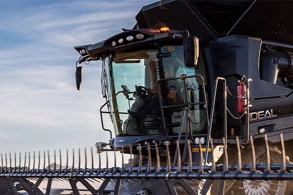 Fendt Ideal combine equipped with Fendt VarioTerminal.