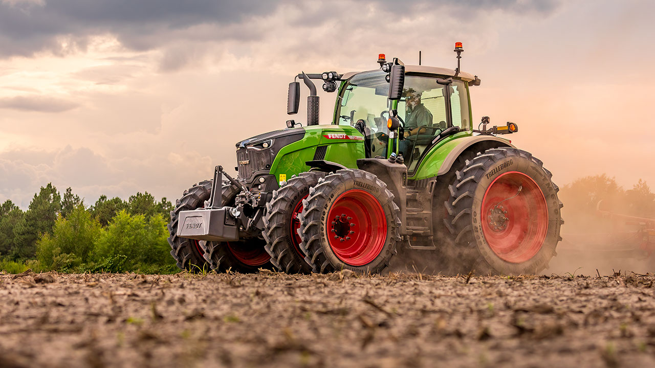 Fendt 700 Vario Gen7 tractor pulling Sunflower tillage equipment across a dry field, showcasing AGCO precision farming power.